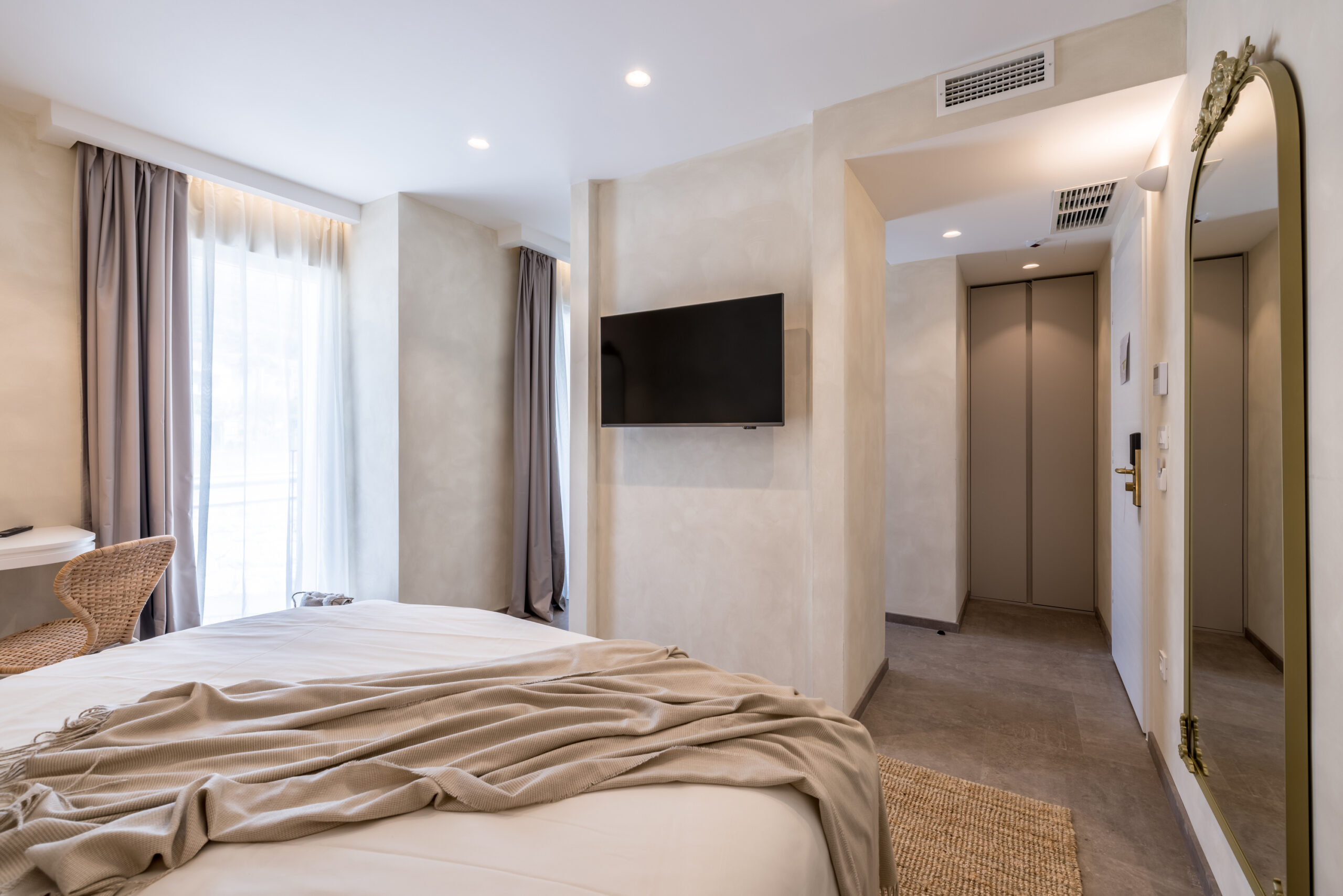 Standard room with balcony and mountain view