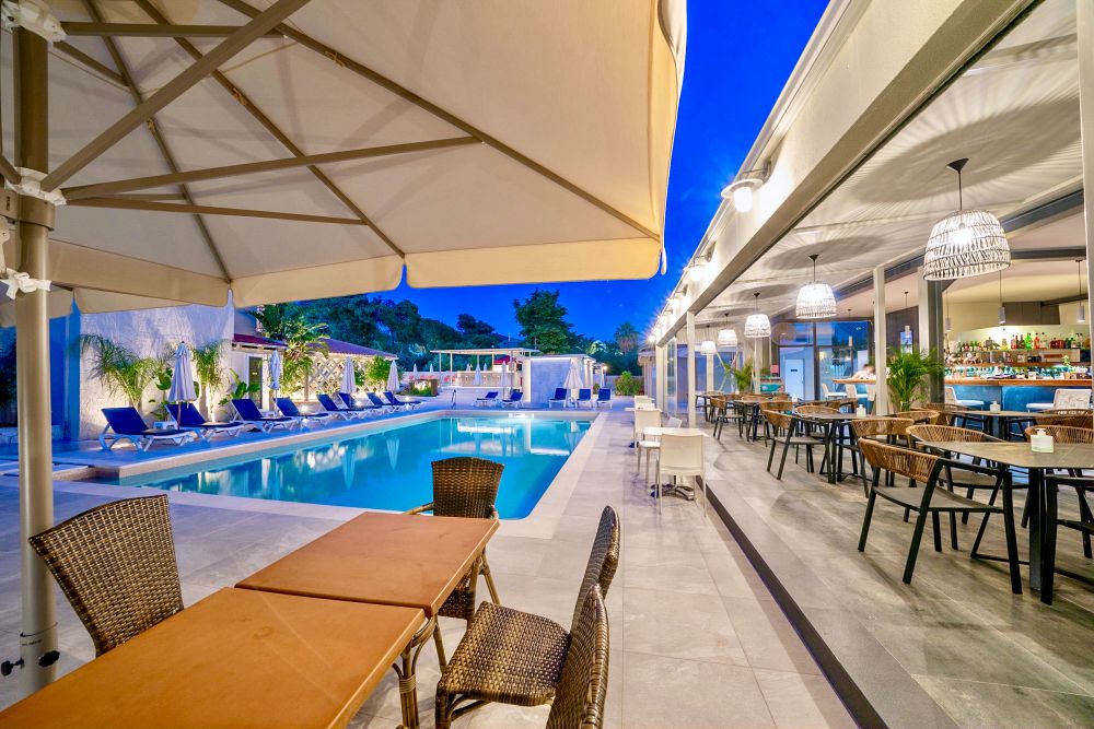 Pool bar 2