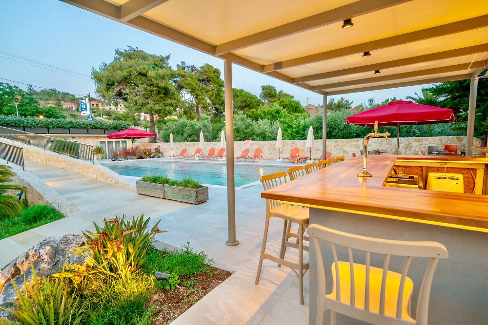 Pool bar